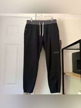 VUORI black athletic men’s drawstring pull on waist cropped jogger sweat pants